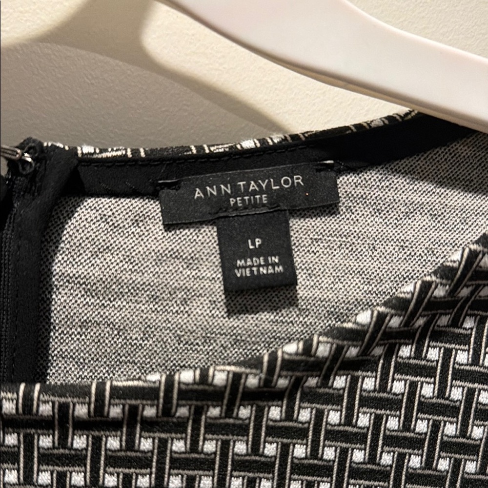 Short-Sleeve Black and White Patterned Tunic Top - Picture 2 of 5